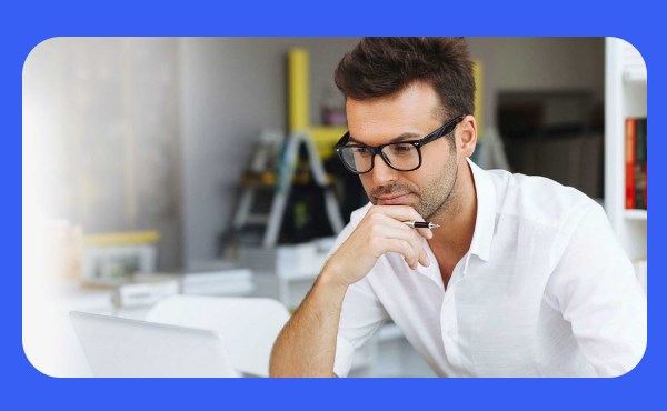 специалист проводит диагностику бизнес-процессов